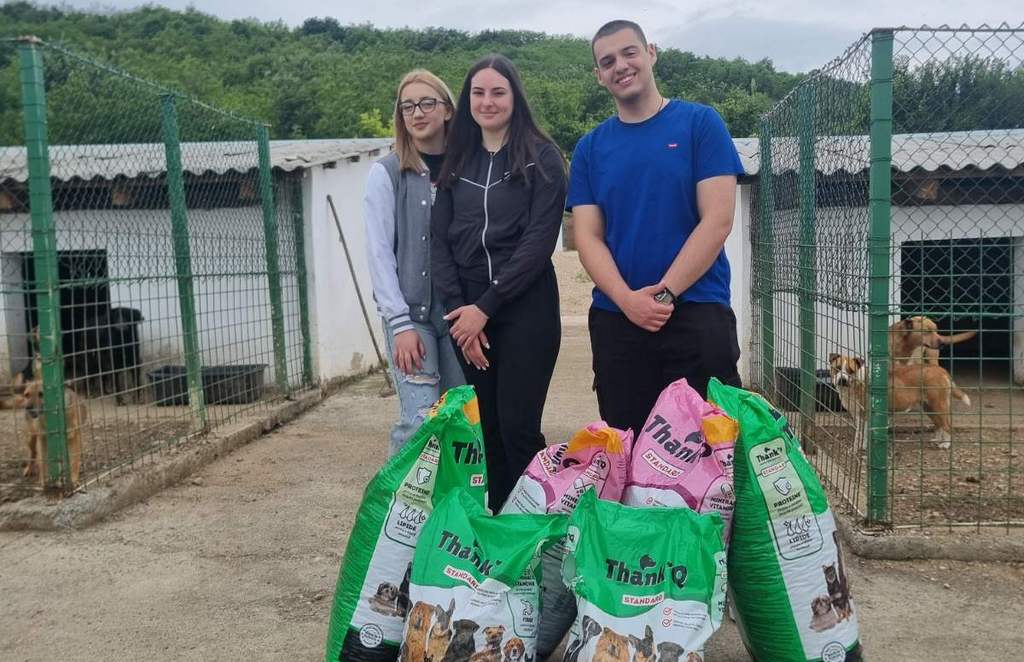 Učenici Ekonomske škole u Leskovcu sakupili novac i donirali azilima hranu za pse i mačke