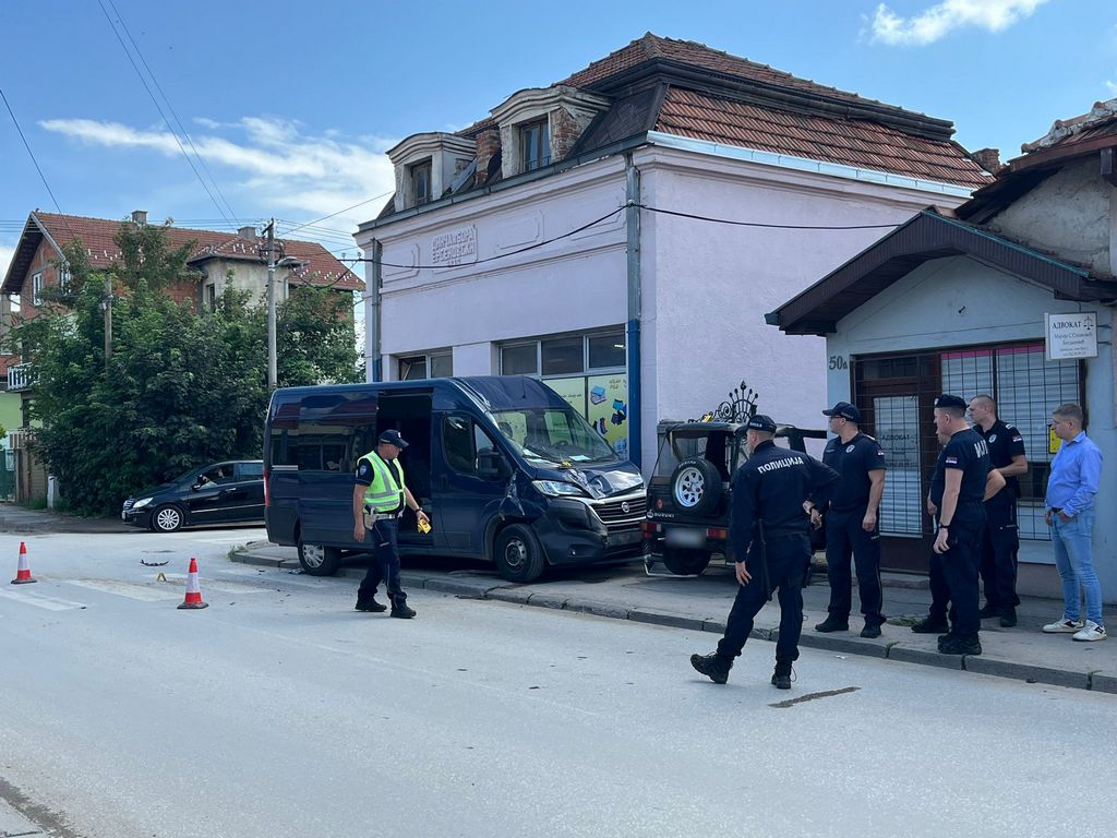 Sudar policijske marice i automobila u ulici Pana Đukića u Leskovcu