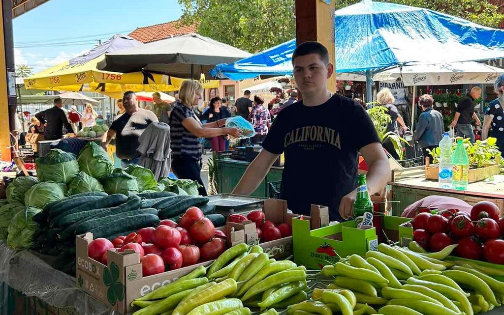 Revolt poljoprivrednika: Zbog male prodaje delili besplatno povrće na Zelenoj pijaci u Leskovcu