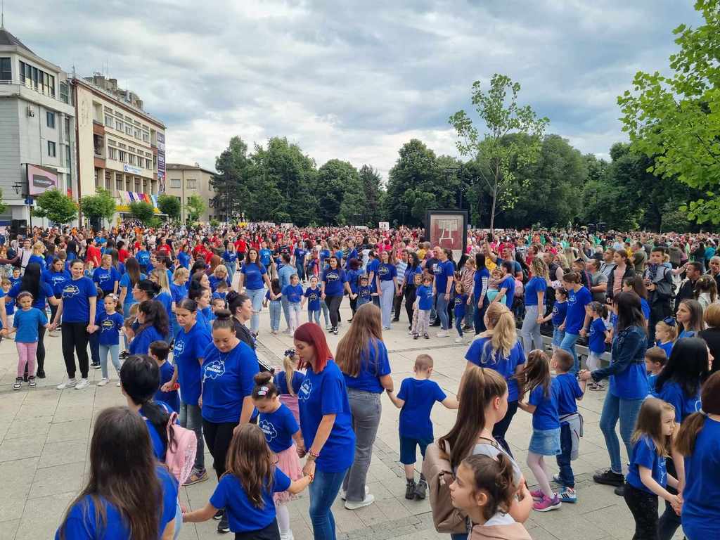 Razigrane ulice: Mališani osmesima rasterali oblake i kišu iznad Leskovca (foto-video)