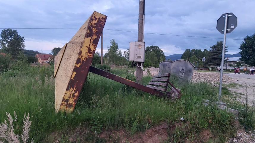 NPS poslao fotografiju devastiranog autobuskog stajališta u Leskovcu