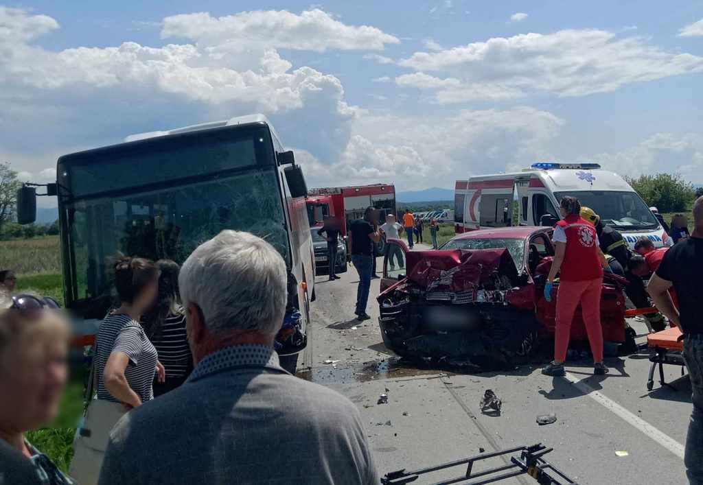 Sudar autobusa i automobila na ulazu u Leskovac, povređena jedna osoba