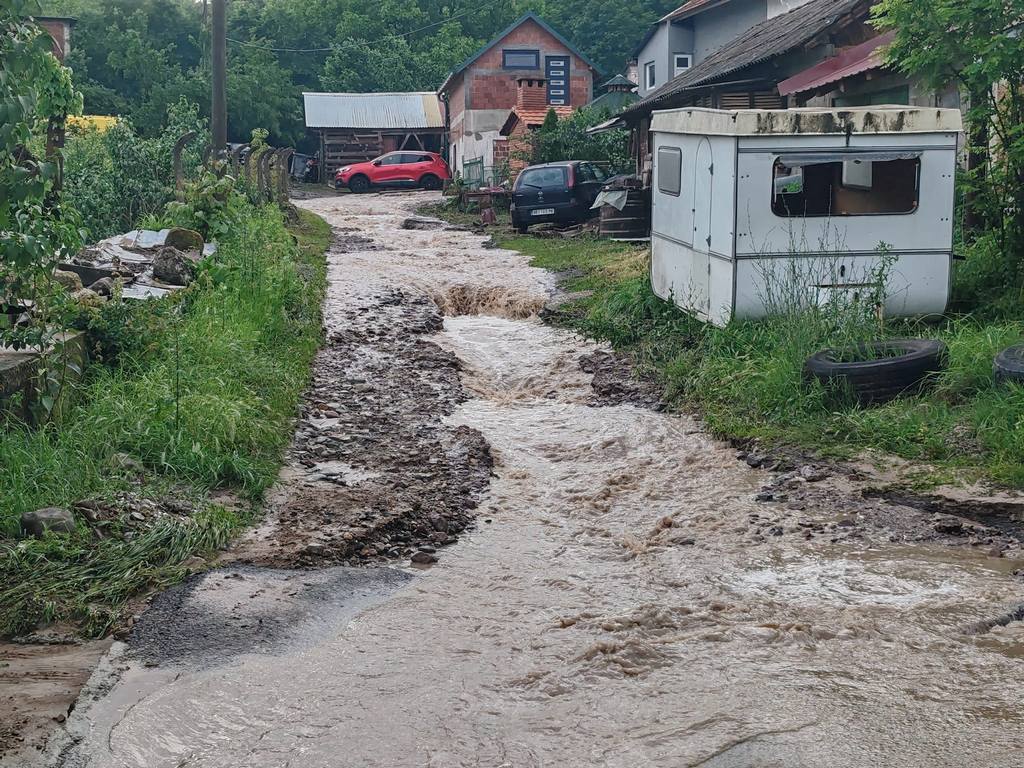 U Vladičinom Hanu proglašena vanredna situacija zbog poplava, na terenu vatrogasci