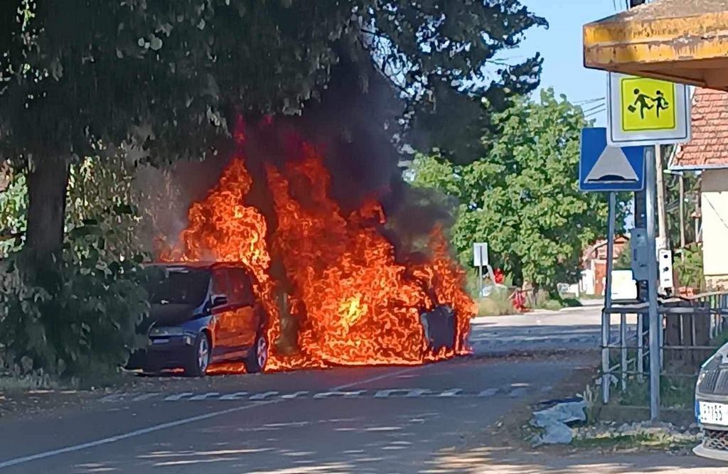 Zapalio se automobil u pokretu u Bunuškom Čifluku, vatra zahvatila i parkirano vozilo (video)