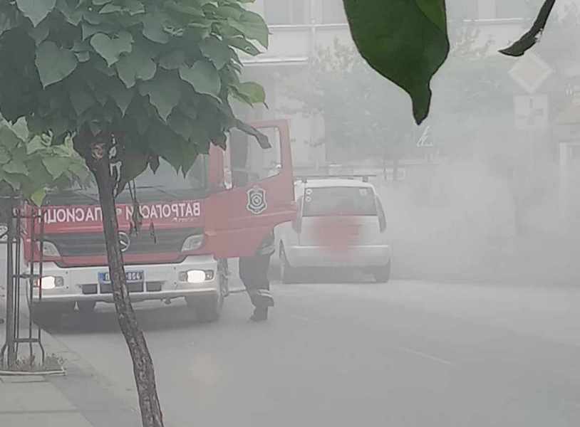 Zapalio se automobil u pokretu u centru Leskovca