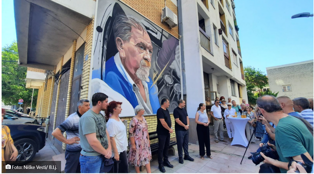 Oslikan mural novinaru Miloradu Doderoviću na zgradi u kojoj je živeo