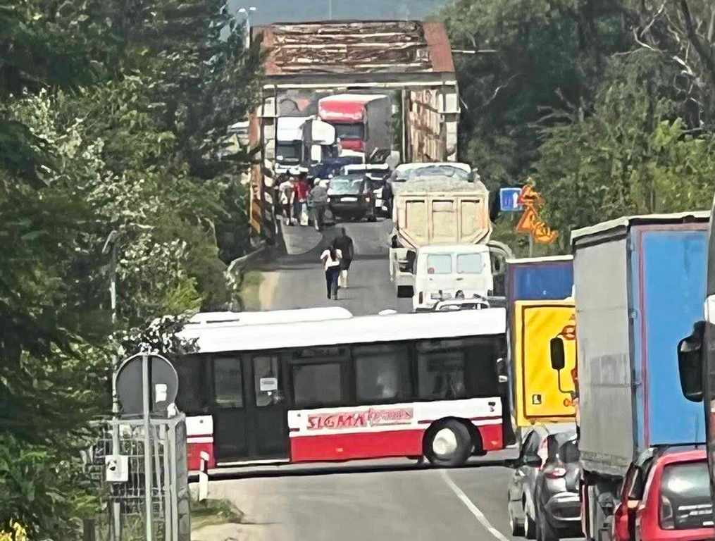 Udes na gvozdenom mostu preko Južne Morave između Vlasotinca i Leskovca, saobraćaj zatvoren (video)
