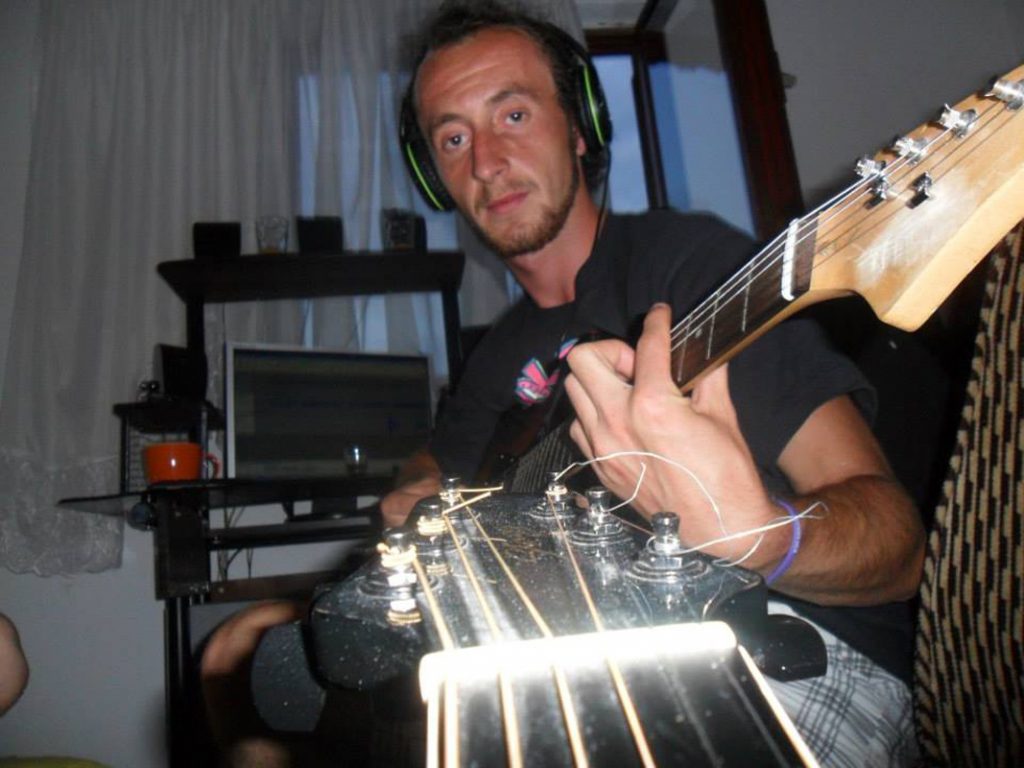 Miroslavu Đorđeviću potrebna gitara za nastup sa plastičnim žicama