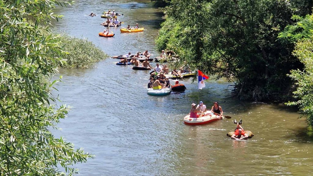 Održana Grdelička regata, spust niz Južnu Moravu u znaku sporta, prirode i druženja