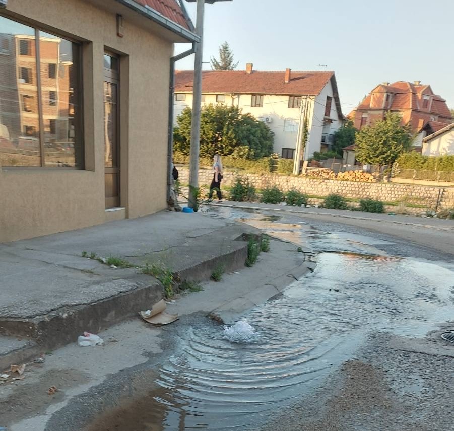 Evo stručnog objašnjenja zašto voda ceo dan izbija iz šahta u Leskovcu
