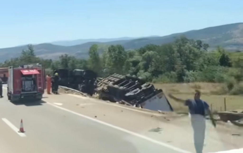 Sudar dva kamiona na auto-putu, tri osobe povređene (video)