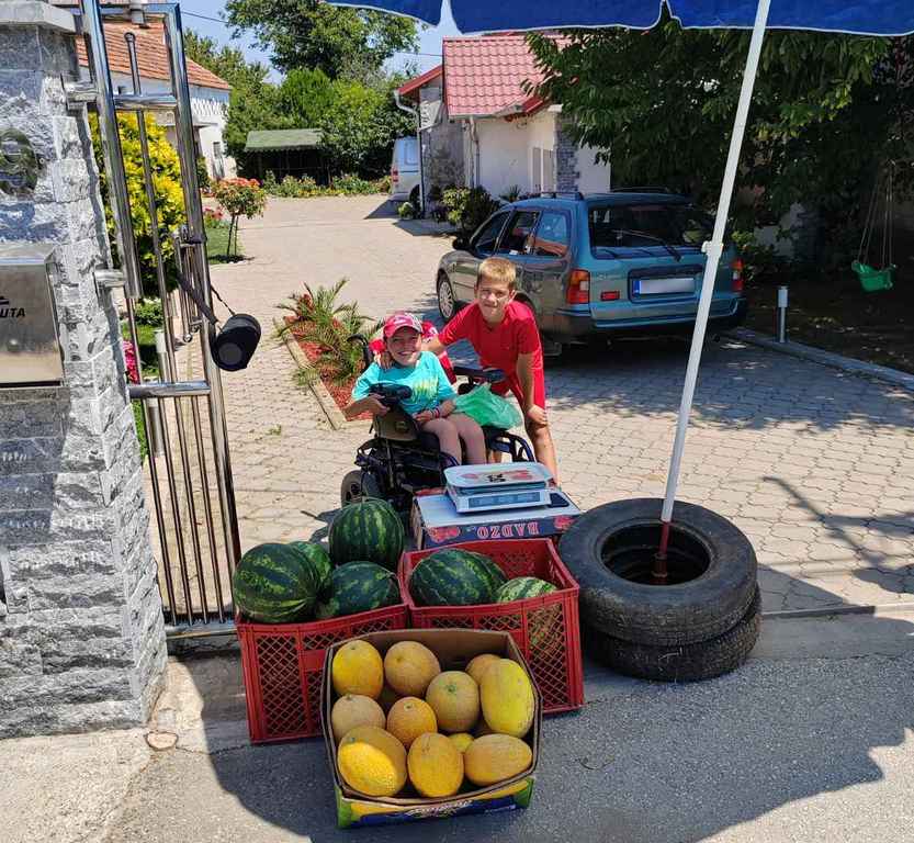 Uz neodoljiv osmeh Laza iz invalidskih kolica sa drugom Tadijom prodaje lubenice u Čokotu