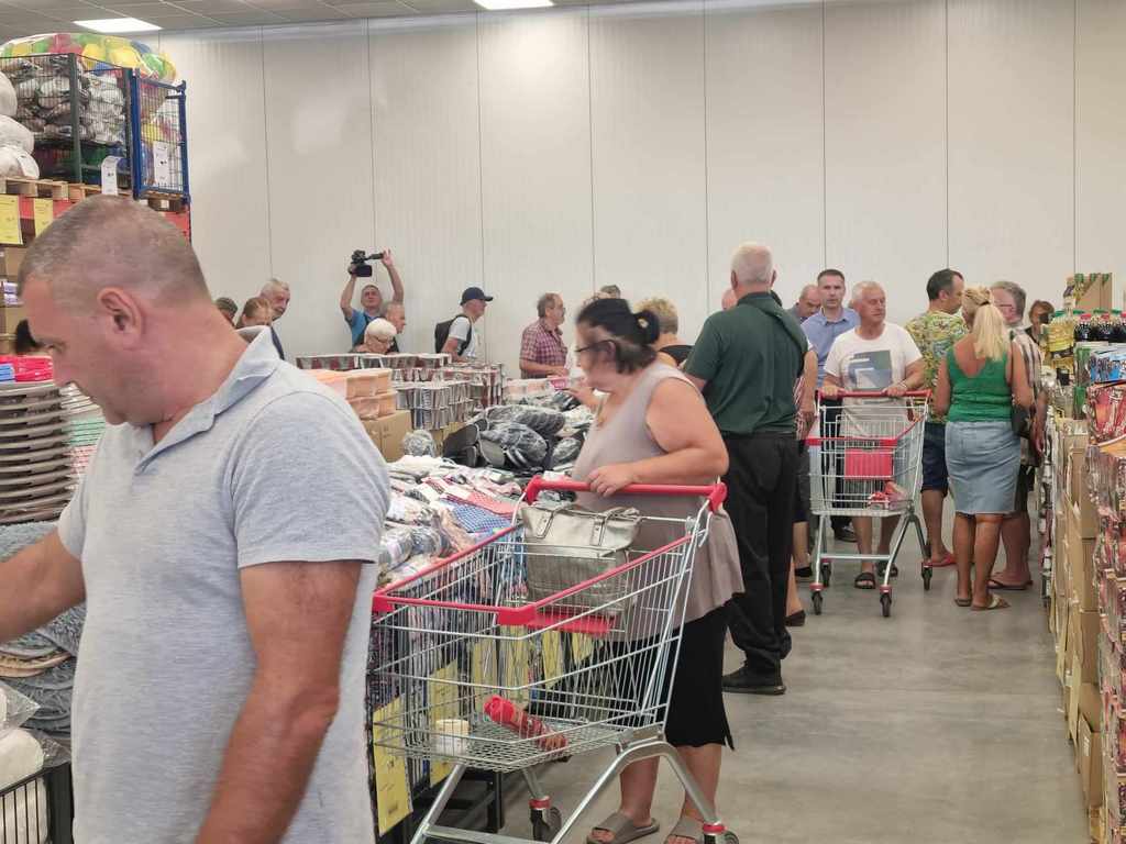 Veliki broj Leskovčana na otvaranju marketa “Mere” (cene)