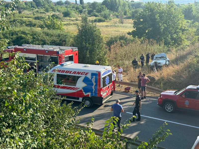 TRAGEDIJA Vozač automobila sleteo s nadvožnjaka, jedna osoba mrtva, dve povređene