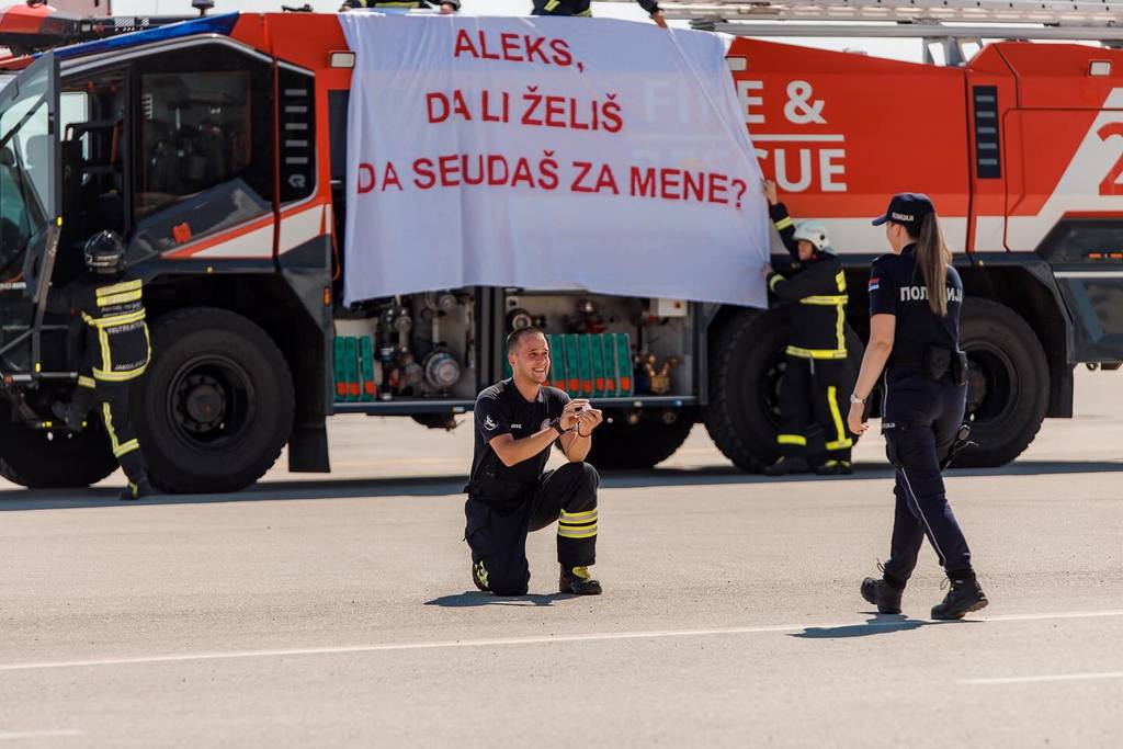 Romantična i nesvakidašnja prosidba na niškom aerodromu