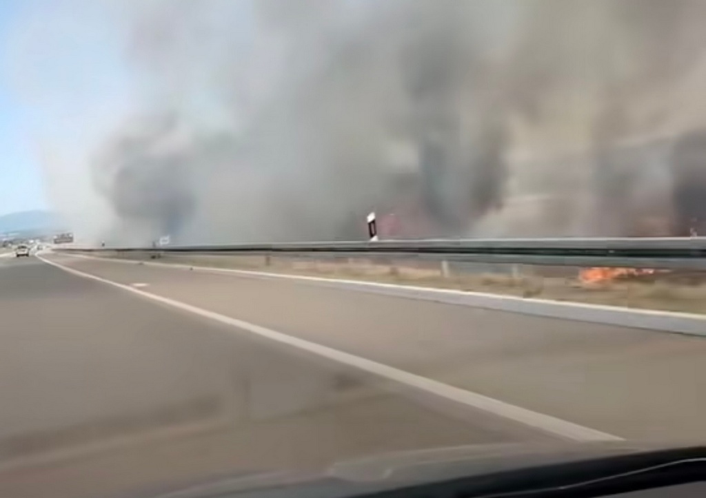 Požar pored auto-puta na ulazu u Niš