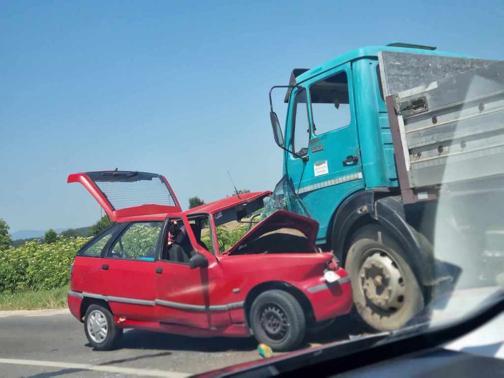 Sudar kamiona i automobila u Gornjem Sinkovcu, povređena jedna osoba