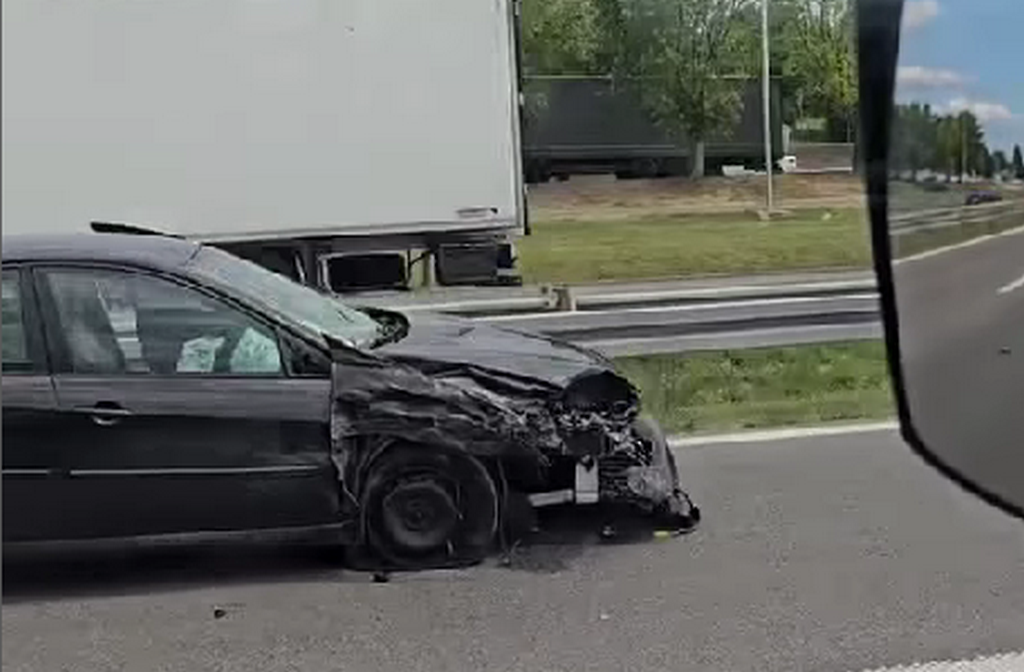 Sudar dva automobila na auto-putu (video)