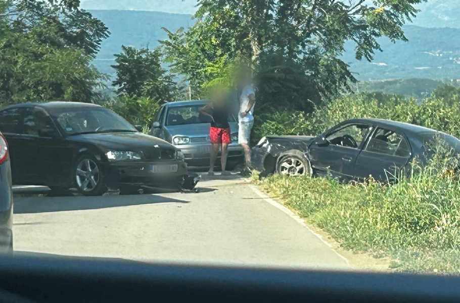 Sudar dva automobila na putu kod leskovačkog sela Navalin