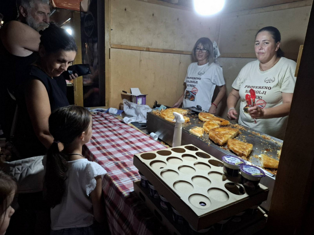 Otvorena buregdžijada u Nišu: Burek sa slaninom, kulenom, čvarcima i picom