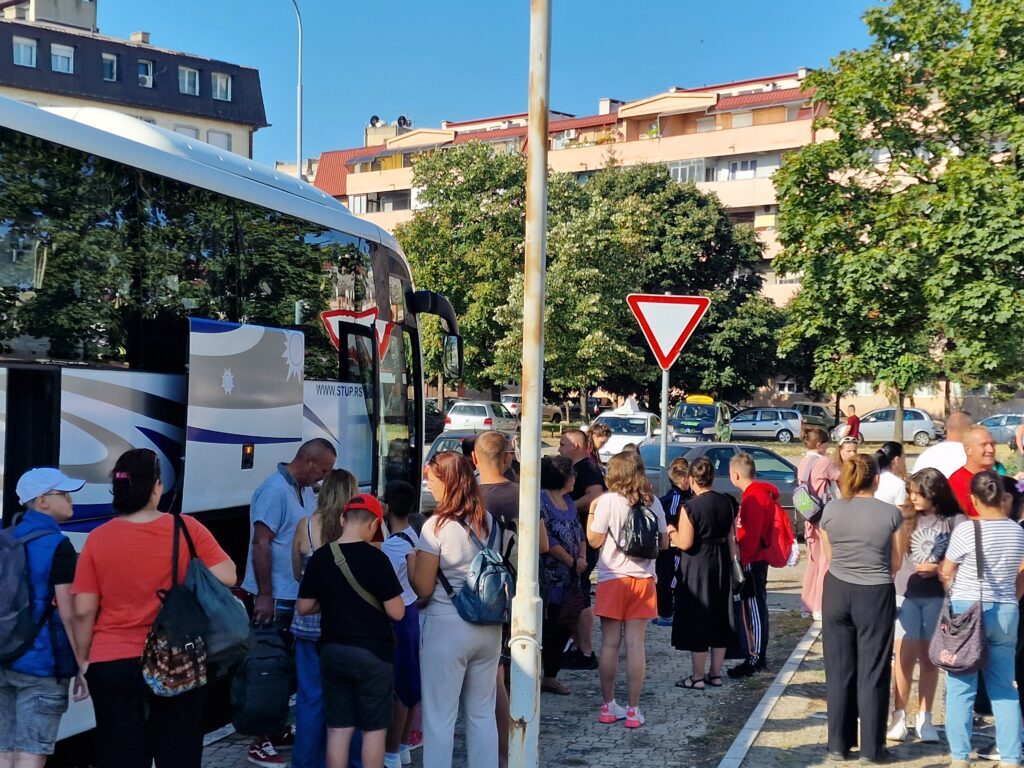 Sedamnaest osnovaca na desetodnevnoj ekskurziji preko Crvenog krsta