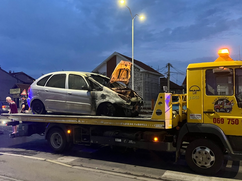 Zapalio se automobil u pokretu na Bulevaru Nikole Pašića u Leskovcu