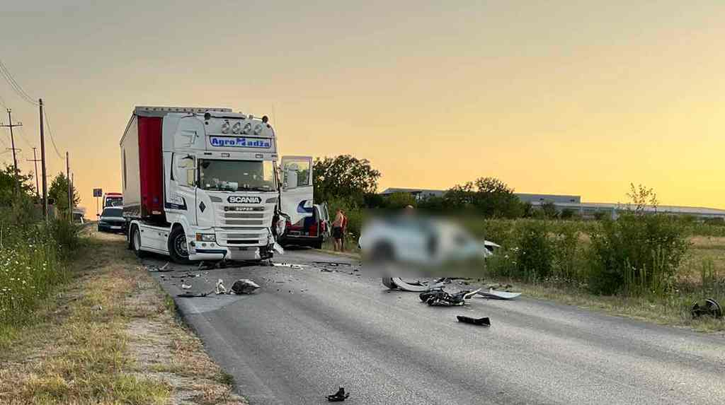 Saobraćajna nezgoda između kamiona i automobila, dve osobe povređene