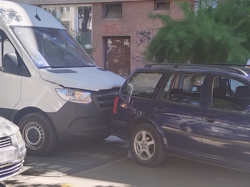 Sudar kombija i automobila u Episkopskoj ulici