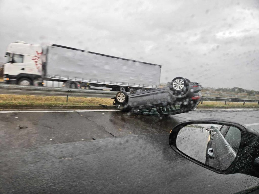 Automobil sleteo s puta i prevrnuo se na krov na autoputu Leskovac-Niš