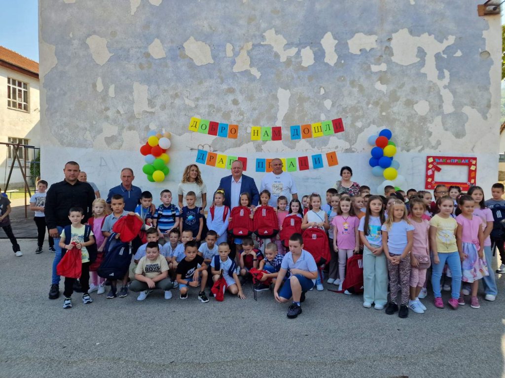 Više od 1100 đaka prvaka od grada Leskovca dobija na poklon rančeve