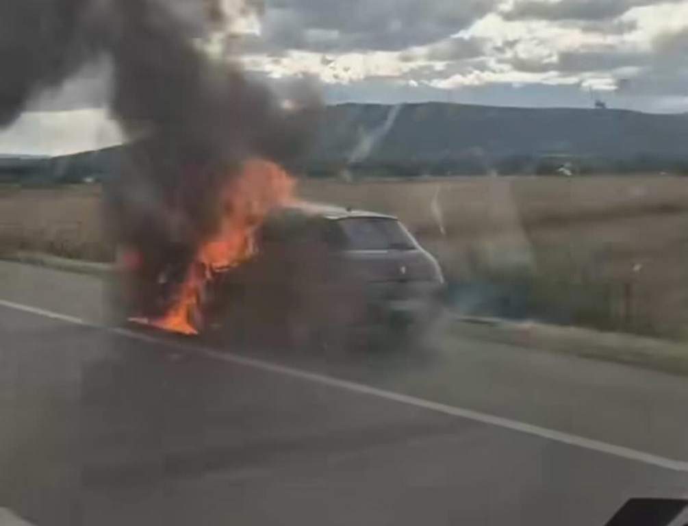 Zapalio se automobil na auto-putu kod Niša (video)