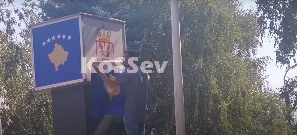 Grbovi Republike Srbije i opštine Kosovska Mitrovica prelepljeni grbom Kosova