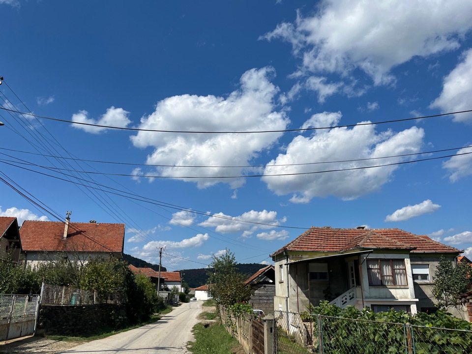 Meštani Oraovice kod Grdelice između sećanja na lepog i života punog rupa