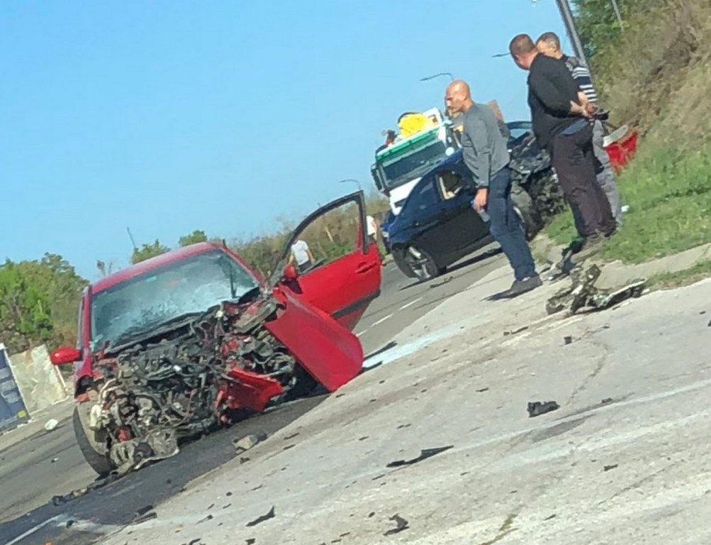 Težak sudar automobila, povređen stariji čovek