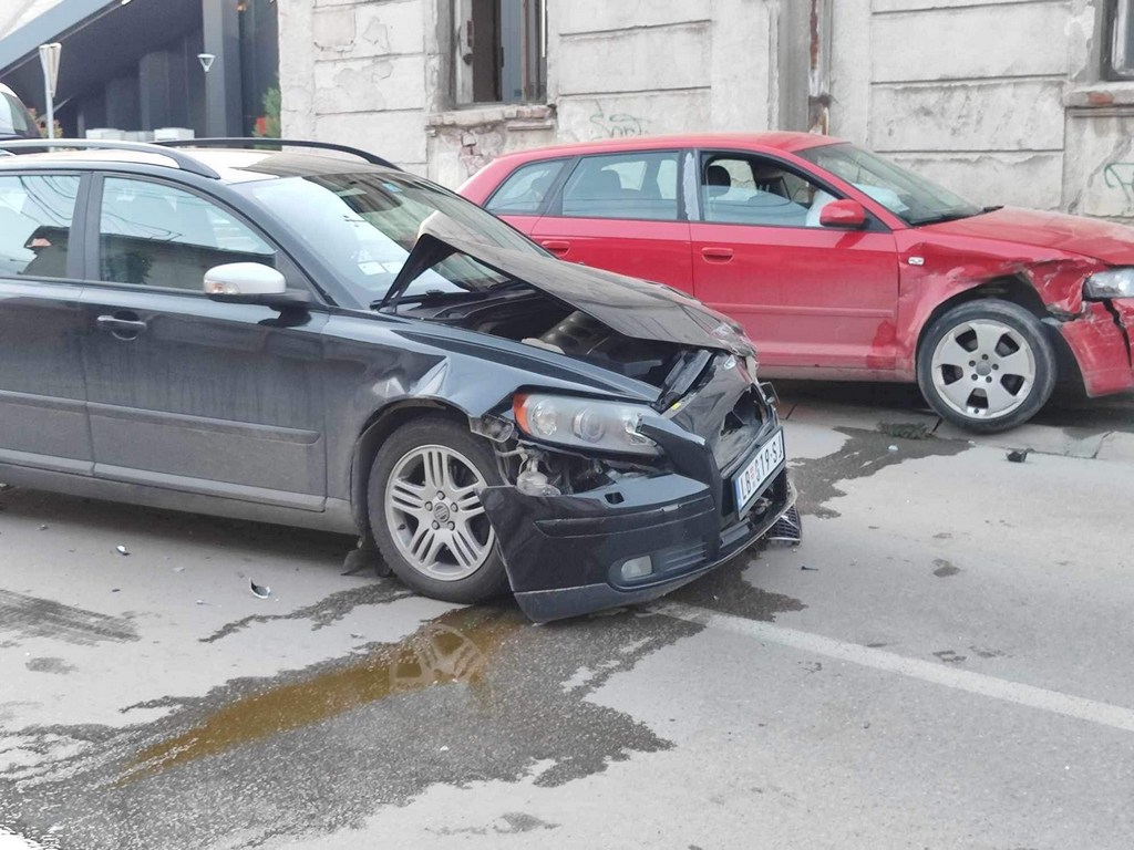 Težak sudar na raskrsnici Mlinske ulice i Dositeja Obradovića u Leskovcu, tri osobe povređene