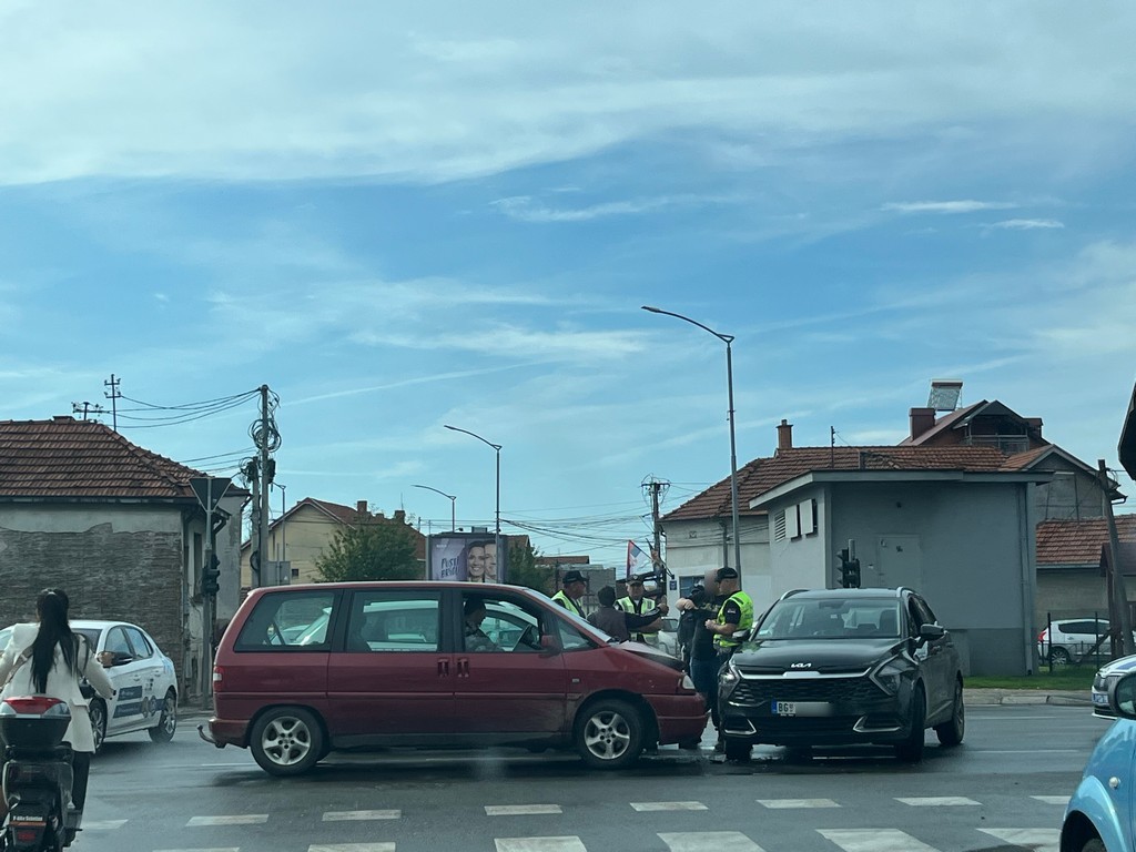 Sudar dva vozila na raskrsnici kod Rakićevih semafora