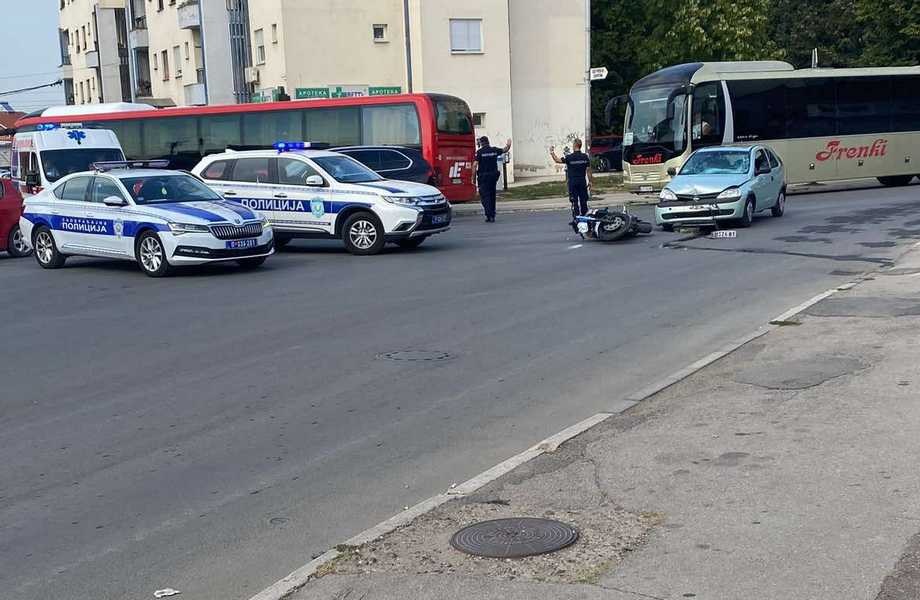 Dva udesa u isto vreme u Leskovcu, motociklista povređen