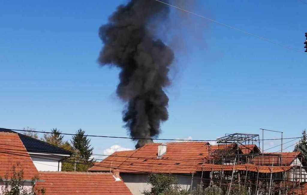 Opet gori u delu Radničkog naselja u Leskovcu, zapalila se pečurkara, smrad je nesnosan