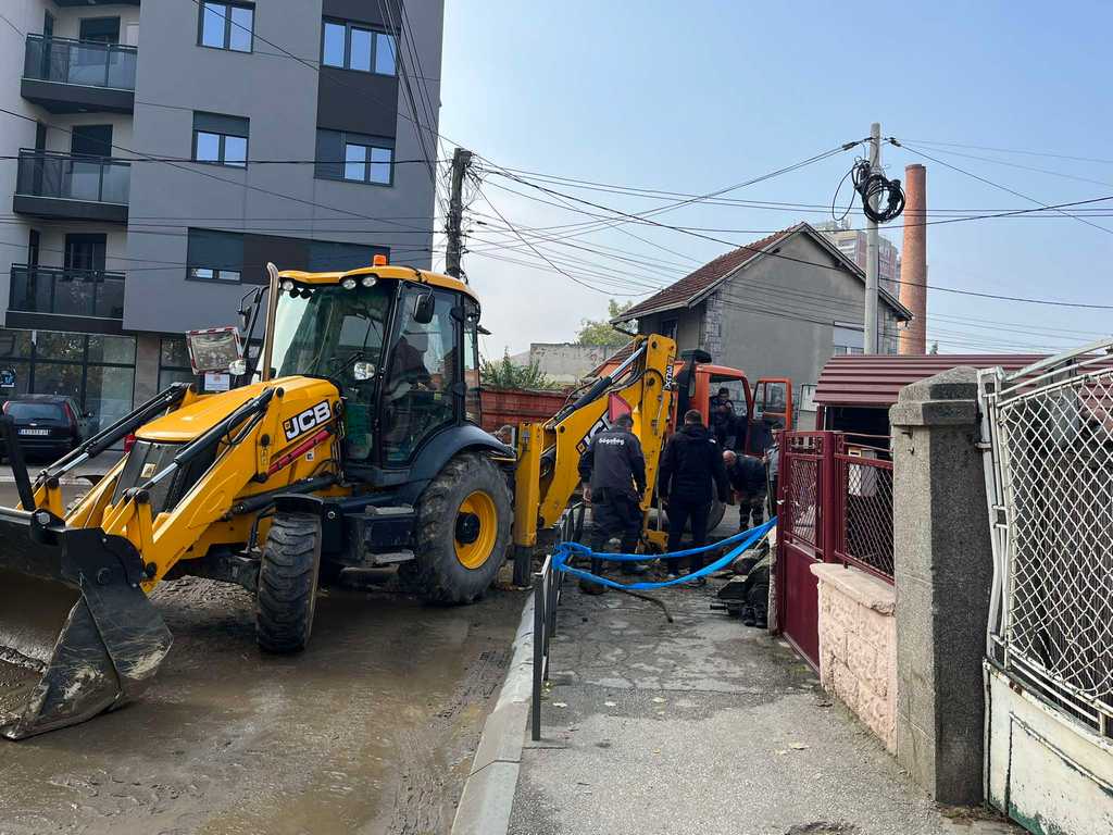 Pukla vodovodna cev u ulici Cara Lazara, ekipe na terenu