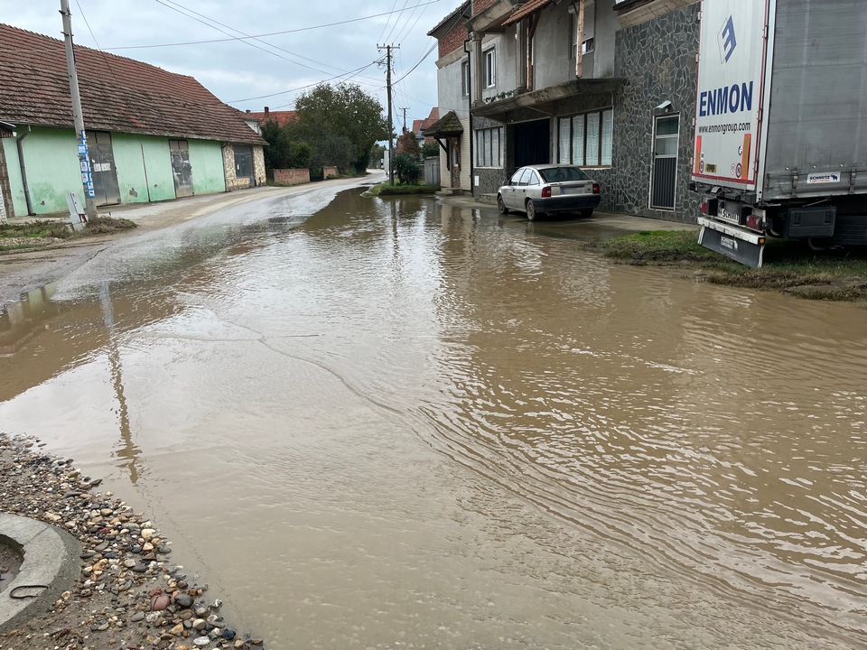 Mrštane, selo kraj Leskovca čiji stanovnici žive u velelepnim kućama pored bara, ali su škrti na rečima