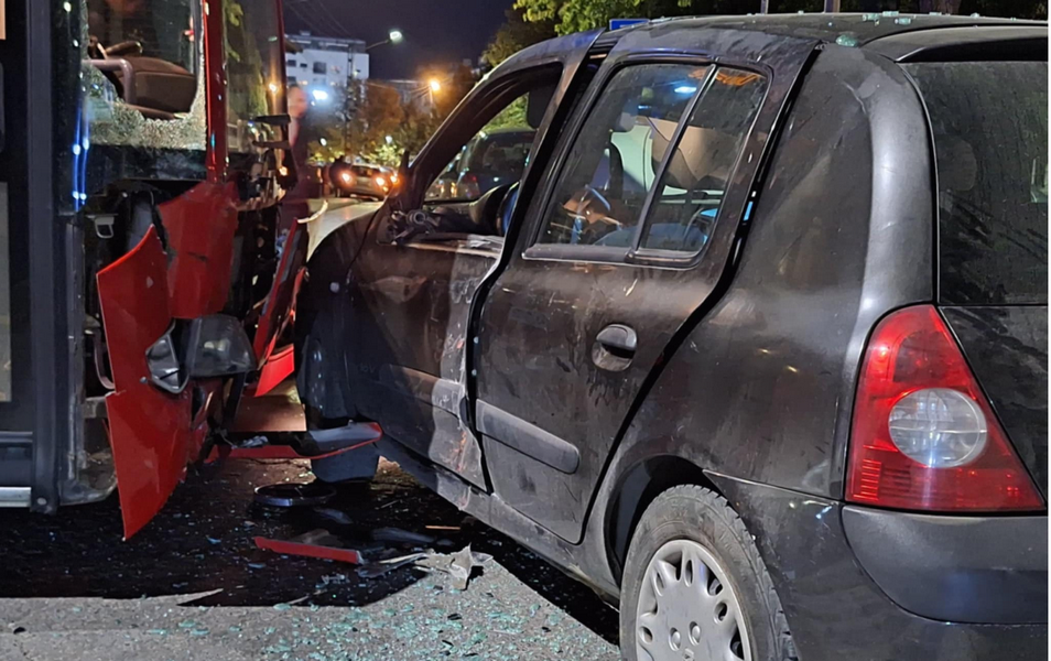 Devojka povređena u sudaru vozila i autobusa