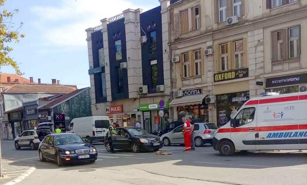 Povređena žena na pešačkom prelazu kog Šop-Đokića u Leskovcu, majka odgurnula ćerku i spasila je povreda