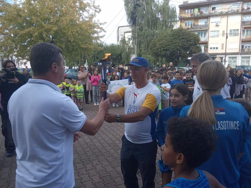 Veliki doček u Vlasotincu za trkače – Trka mira (Peace Run)