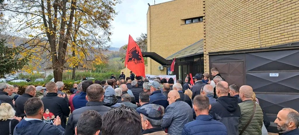 Albanci održali protest ispred Policijske stanice u Medveđi zbog pasivizacije adresa