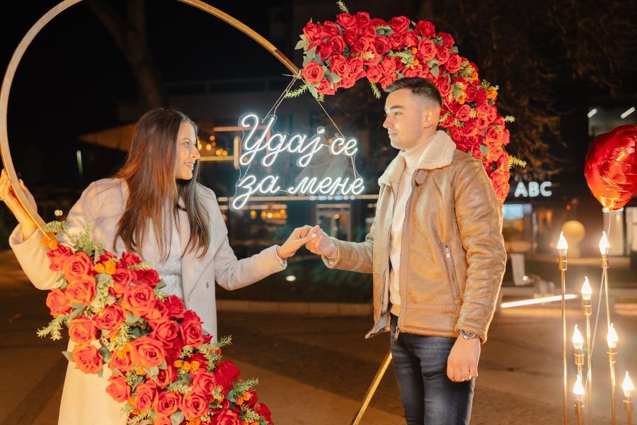 Dušan verio Mariju na Gradskom trgu u Leskovcu – na mestu gde je njihova ljubav i počela