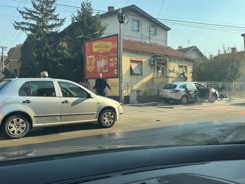 Udes na raskrsnici Mlinske i Nikole Skobaljića, oboren i semafor