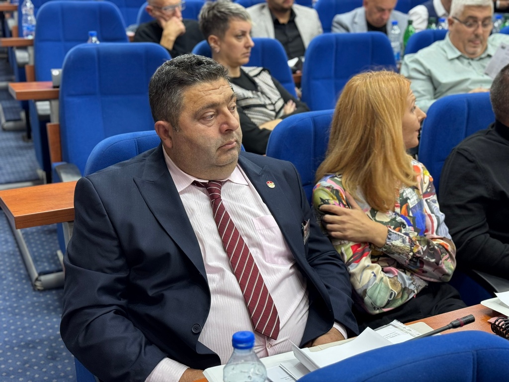 Činovnicima i rukovodstvu jednokratna pomoć, radnicima – otkazi!