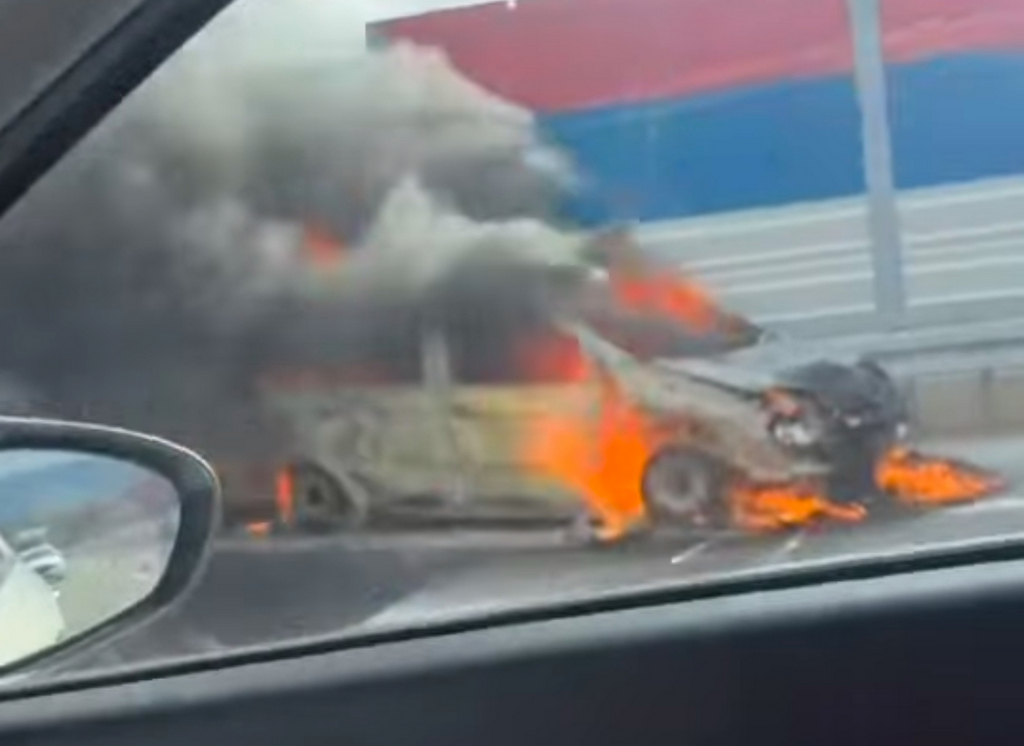 Gori automobil na auto-putu kod Niša (video)