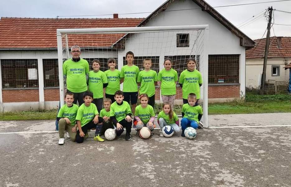 Pesnik i trener koji mališane trenira besplatno i radi s njima domaće zadatke i insistira na pravopisu