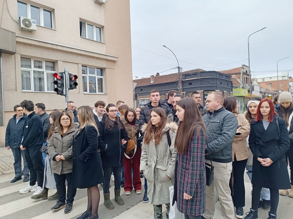 Studenti Tehnološkog u Leskovcu blokirali Bulevar oslobođenja, profesori i dekan ih podržali (foto-video)